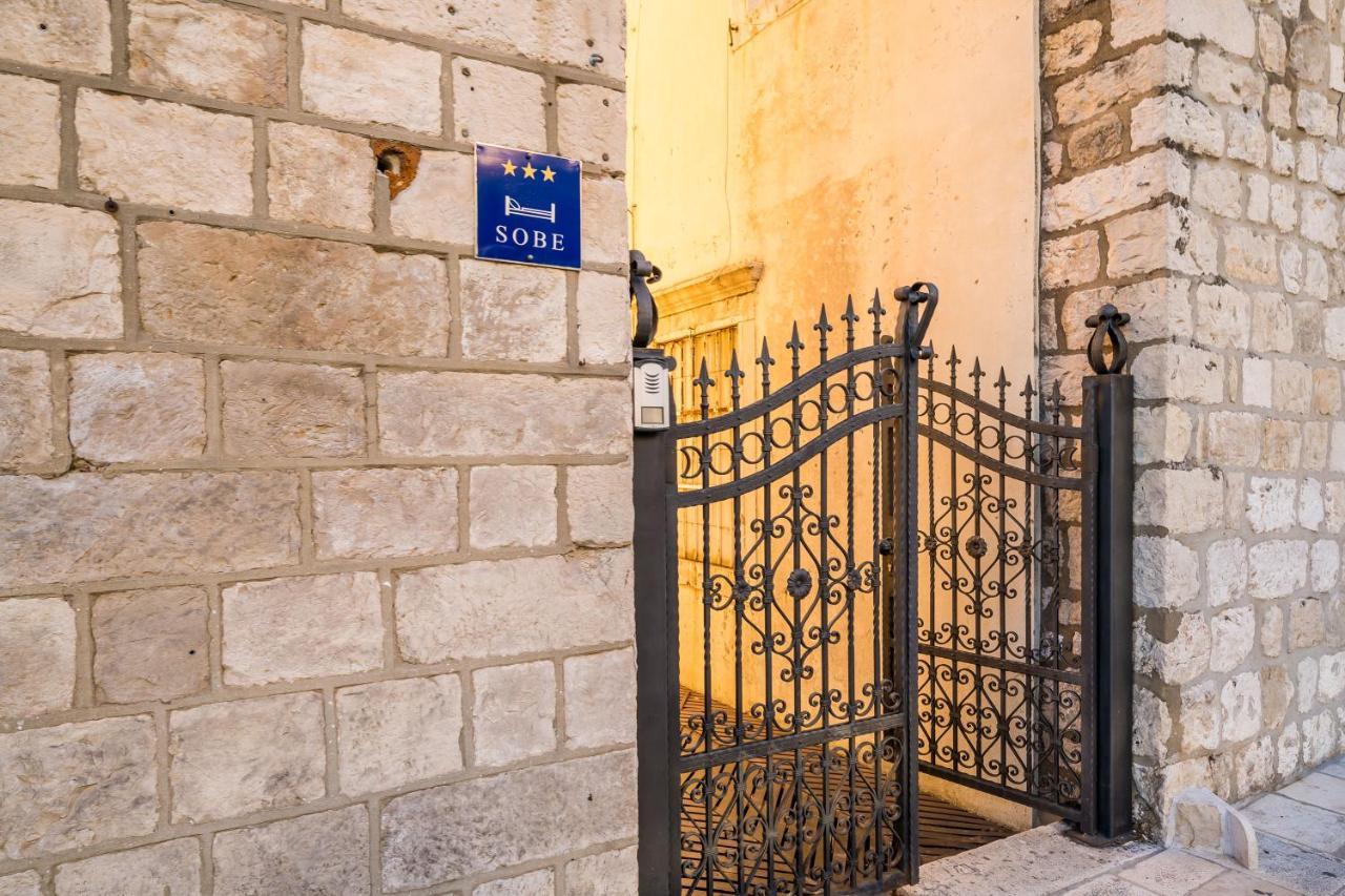Deluxe Rooms With A Terrace View At Old City Gate ドゥブロブニク エクステリア 写真