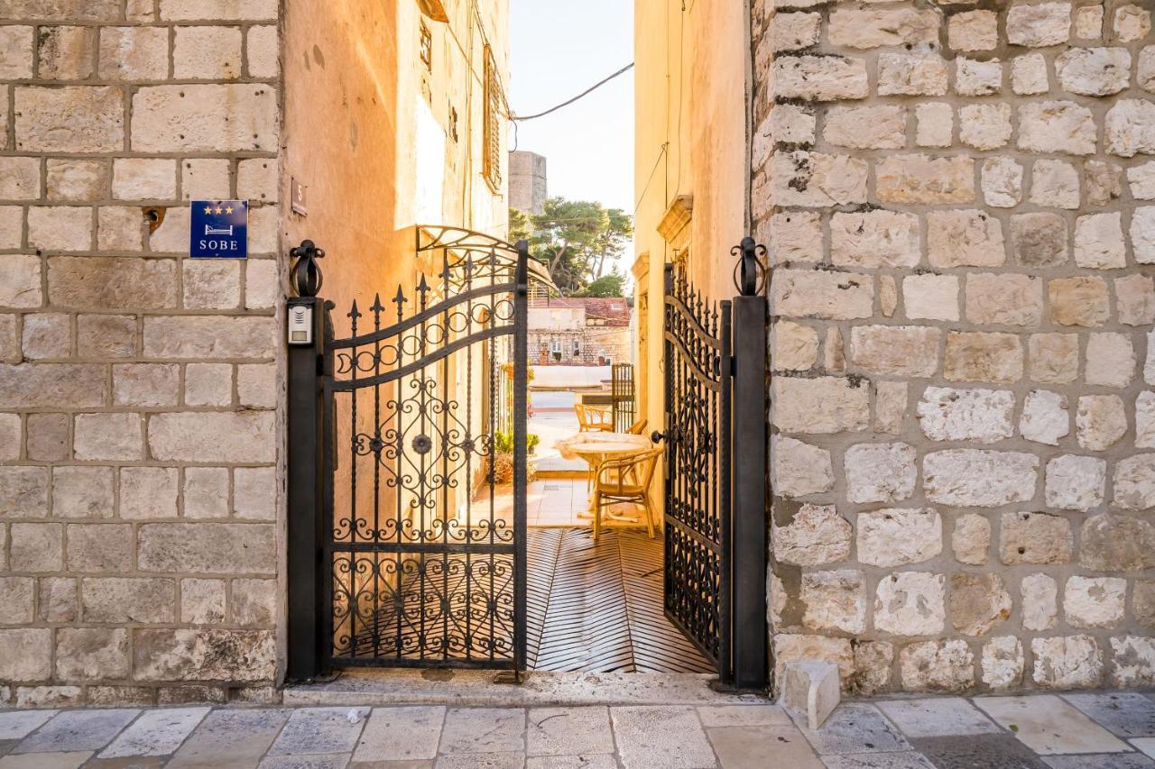 Deluxe Rooms With A Terrace View At Old City Gate ドゥブロブニク エクステリア 写真